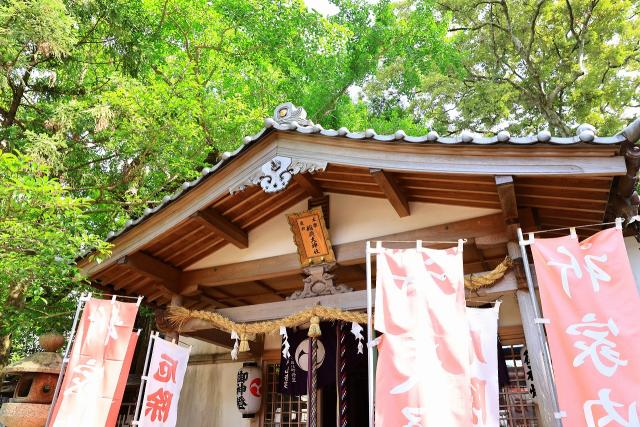 新緑の糸我稲荷神社。