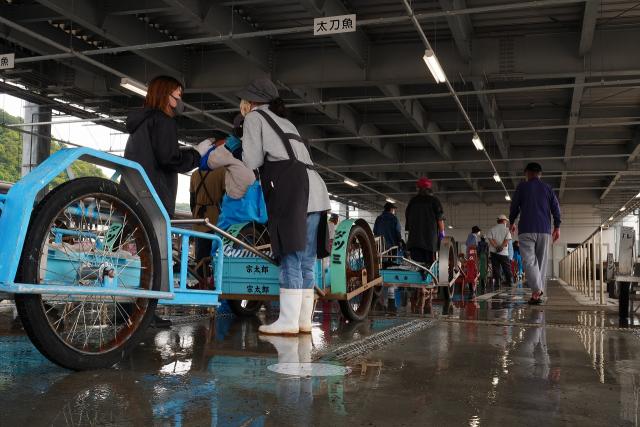 リヤカーで荷さばき所へ