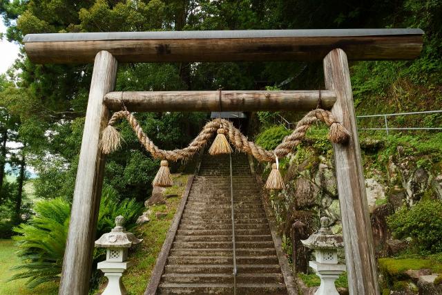 有田川と四村川の合流地点に鎮座する岩倉神社