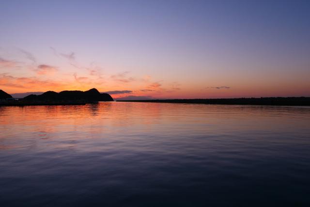 夕日に染まる箕島漁港