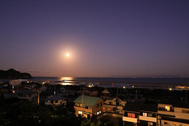 満月が輝く夜明け前