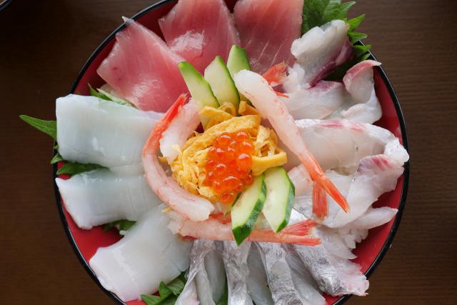 箕島漁協直営「浜のうたせ」の食堂で海鮮丼。