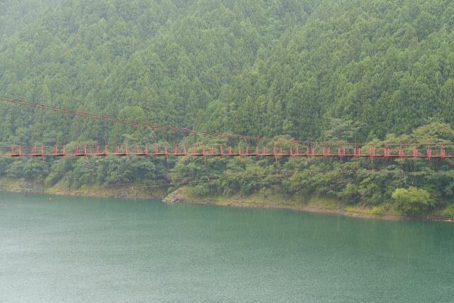 雨で霞む蔵王橋。